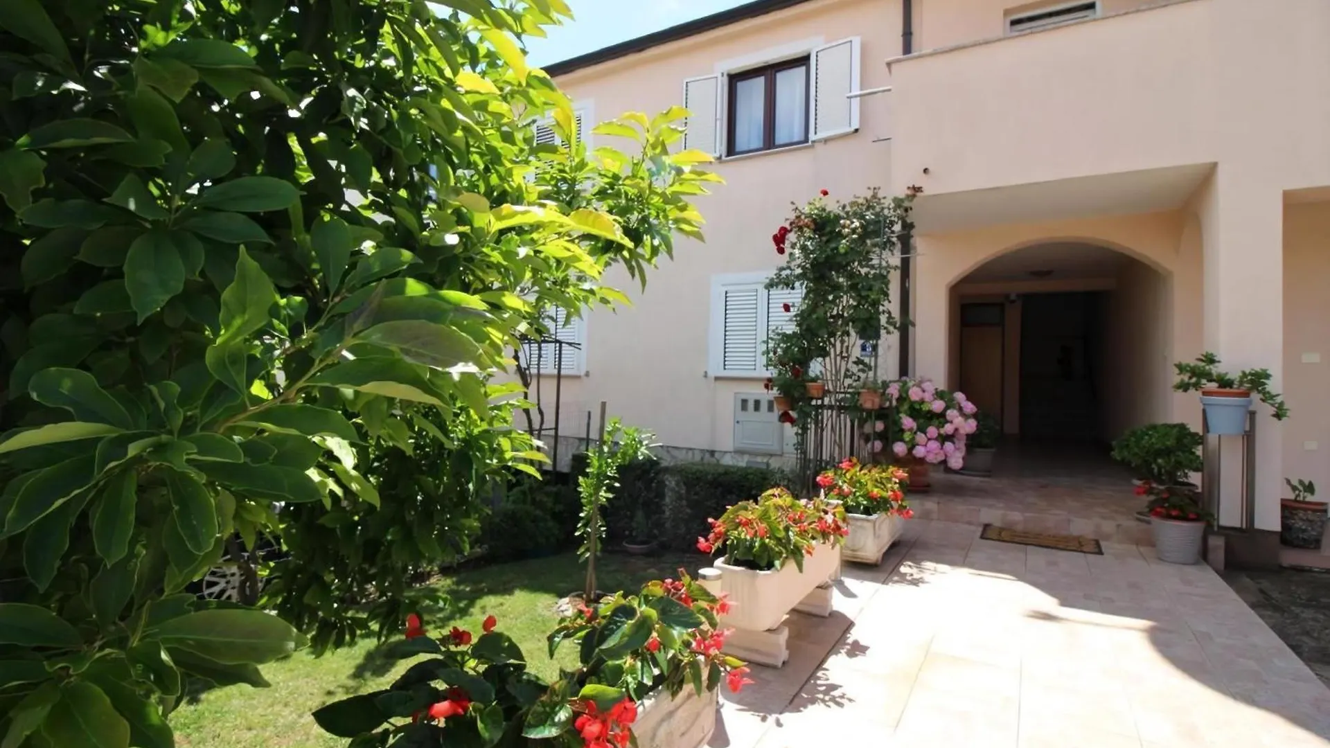 Apartment Ferienwohnung Milka Mit Schoener Grillterrasse Porec